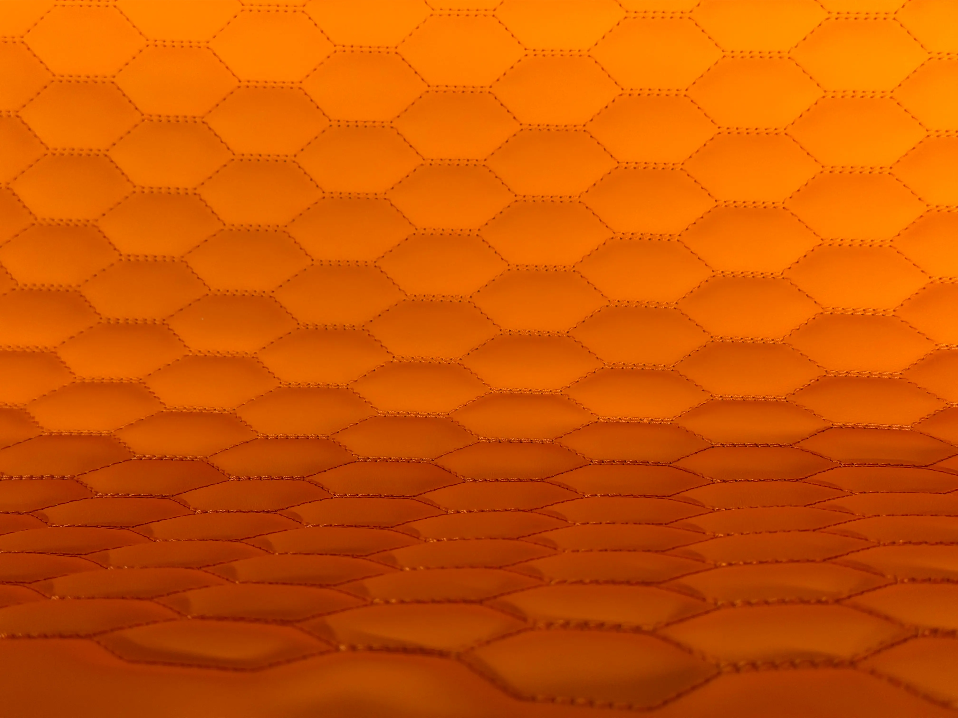 Orangefarbene Waben-Steppung auf Leder – CNC-Stitching