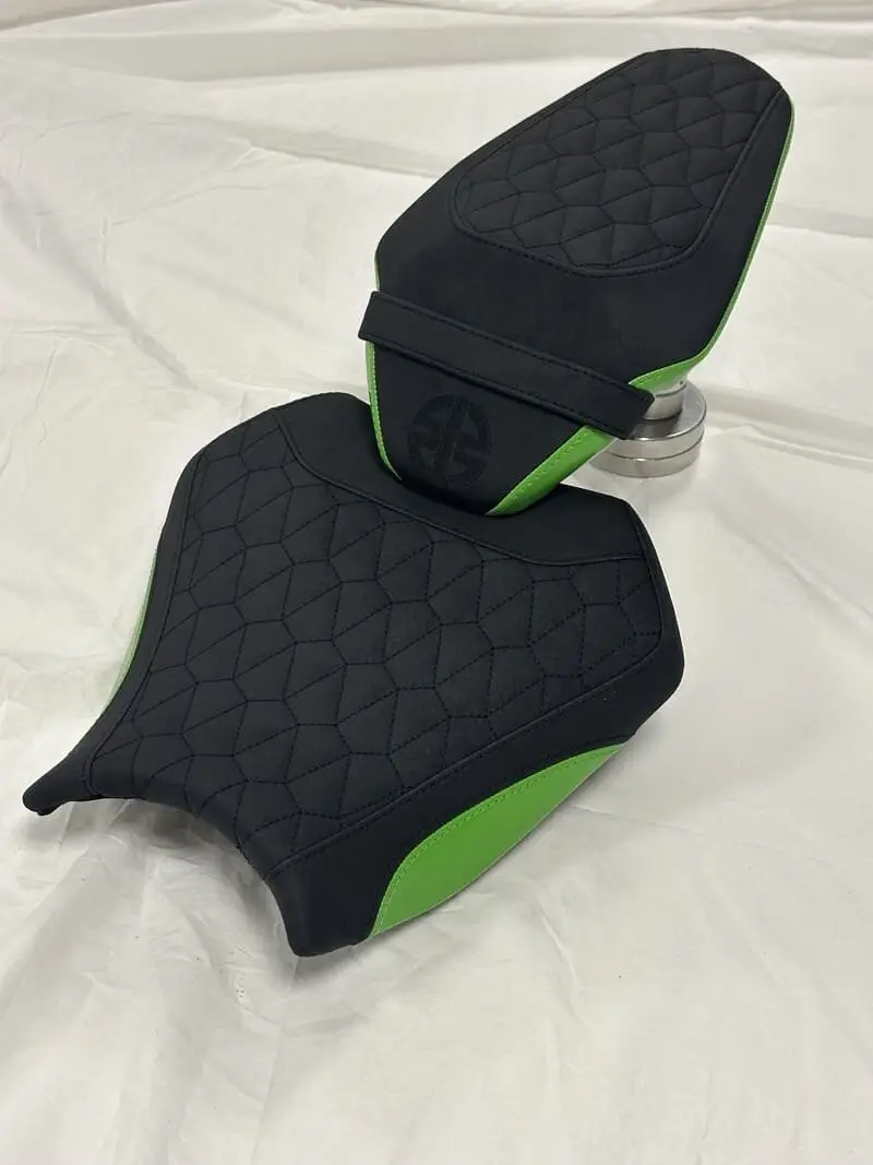 Custom-Sitzbank mit heller Ziernaht